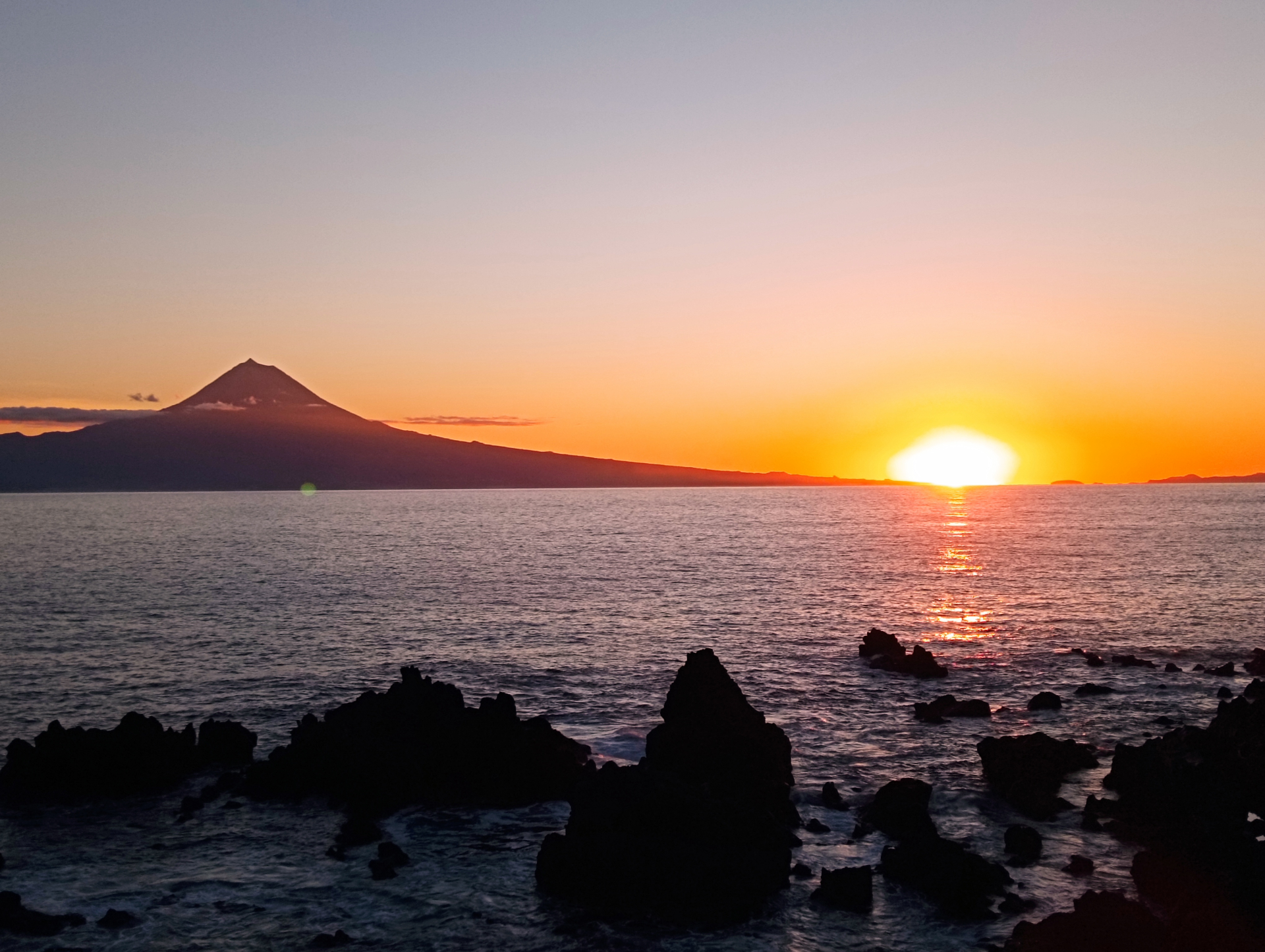 Costa atlântica dos Açores ao amanhecer